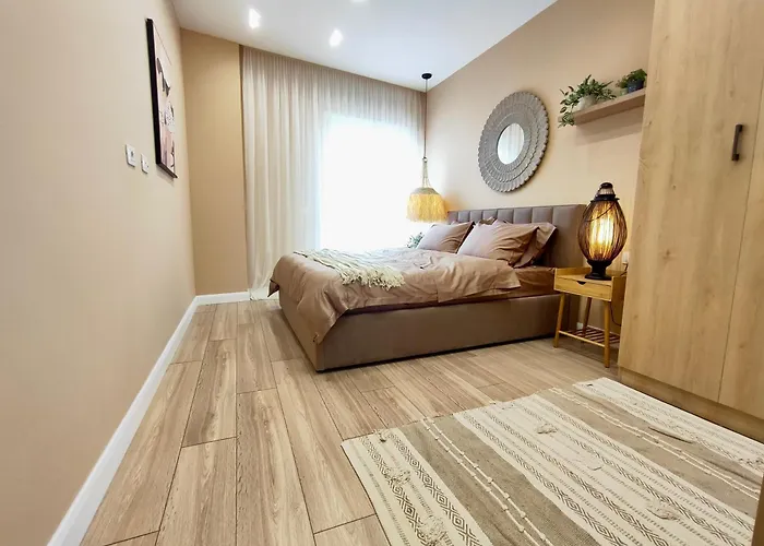 Premium With Parking 地拉那